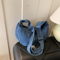 Schultertasche aus gewaschenem Denim in Blau mit verstellbarem Riemen und Seitentasche - Hellblau