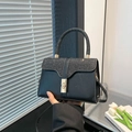 Elegante borsa nera in similpelle con manico in strass luccicanti e chiusura a girello oro - Nero
