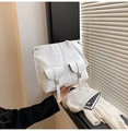 Détail du sac à épaule en cuir blanc avec poches utilitaires et lanières décoratives - Blanc
