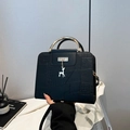 Sac fourre-tout noir minimaliste en cuir croco avec poignée dorée et breloque cerf - Noir