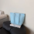 Bolso tote trenzado azul claro con textura premium ideal para el uso diario - Azul