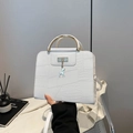Sac bandoulière blanc à relief croco avec poignée dorée et pendentif cerf chic - Blanc