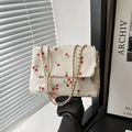 Borsa tote in velluto a coste beige con stampa di ciliegie e tracolla a catena dorata - Bianco