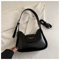 Detalle del bolso de media luna negro con letras blancas y dos correas ajustables - Negro