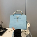 Sac à main bleu clair effet crocodile avec poignée dorée et pendentif de cerf - Bleu