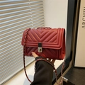 Sac à bandoulière matelassé rouge avec coutures en V et fermoir métallique carré chic - Rouge
