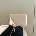 Bolso pequeño cuadrado para mujer en blanco y beige con detalle de barra metálica dorada - Blanco