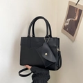 Minimalistische schwarze matte Leder-Tragetasche mit Mini-Umschlagtasche und Gold-Hardware - Schwarz