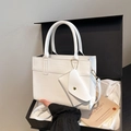 Weiße strukturierte Handtasche mit kleiner Tasche und Gurt in einer eleganten Geschenkbox - Weiß
