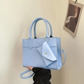 Minimalistische hellblaue Einkaufstasche mit passender Münzbörse und Schultergurt - Blau