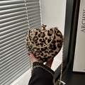 Modische Herz-Umhängetasche mit Leopardenmuster, goldener Hardware und Kettenriemen - Khaki