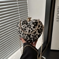 Modische herzförmige Umhängetasche mit schwarz-weißem Leopardenmuster und Goldkette - Schwarz