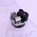Detailansicht des mechanischen Spieluhr-Uhrwerks mit Zahnrädern und Metallzylinder - Silber