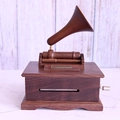 Carillon a grammofono in legno di noce con tromba in metallo e manovella manuale - Predefinito