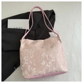 Dettaglio di ricamo floreale rosa su una borsa tote chic con base in trama satinata - Rosa Senza Pendente