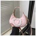Detailansicht der hellrosa Hobo-Tasche mit Herz-Spitzen-Patch und Ketten-Elementen - Rosa