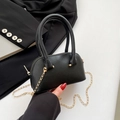 Mini zwarte schelp tas met litchi textuur en gouden ketting voor een elegante look - Zwart