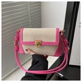 Détail du sac patchwork rose et beige avec boucle dorée et bandoulière nouée - Rose rosé