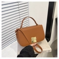 Détail d'un sac bandoulière en cuir marron avec un fermoir magnétique métallique carré doré - Marron