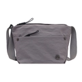 Bolso bandolera minimalista de nailon gris con correa ancha y logotipo metálico - Gris
