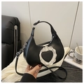 Borsa a mezzaluna nera con cuore in pizzo e tracolla regolabile versatile - Nero
