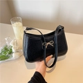 Elegante borsa sottobraccio nera effetto coccodrillo con fiocco in metallo dorato - Nero