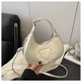 Borsa a mezzaluna color crema con cuore di pizzo e tracolla regolabile per donna - Bianco