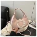 Borsa a mezzaluna rosa con cuore in pizzo bianco e tracolla regolabile - Rosa