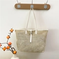 Elegante borsa tote intrecciata beige con spalline in pelle bianca su gancio - Bianco
