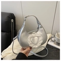 Borsa hobo argento metallizzato con cuore in pizzo bianco e tracolla regolabile - Argento