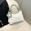 Borsa a spalla bianca testurizzata con manici verde chiaro e ciondolo a fiore decorativo - Bianco & Verde