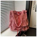 Detalle del bolso tote a cuadros rojos y blancos con diseño de volantes y cordón ajustable - Rojo
