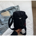 Borsa a tracolla minimalista in nylon nero con tasca a coulisse e tracolla regolabile - Nero