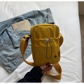 Borsa a tracolla minimalista in nylon giallo vivace con coulisse e tracolla larga in tessuto - Giallo