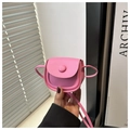 Mini borsa a tracolla rosa con trama in pelle e patta tenuta in mano - rosa acceso