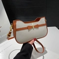 Sac baguette tissé beige avec bordure en cuir marron et nœud décoratif tenu à la main - Marron