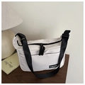 Dettaglio della borsa a tracolla in nylon bianco con cinturino nero e logo Fashion - Bianco