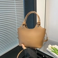 Bolso cubo minimalista marrón caramelo en cuero PU mate con letras de Fashion H.G - Marrón