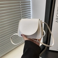 Mini bolso bandolera blanco minimalista con textura litchi y correa delgada - Blanco