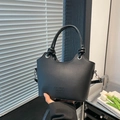 Bolso cubo minimalista de cuero negro con herrajes plateados y asas redondas anudadas - Negro