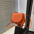 Minibolso naranja bandolera de cuero granulado con solapa minimalista para moda de verano - Naranja