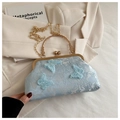Lichtblauwe avondclutch in schelpvorm met 3D-vlinders en borduurwerk van kant - Blauw