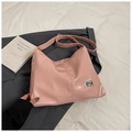 Borsa hobo rosa lucida in ecopelle con tracolla larga e placca metallica dorata - Rosa