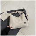Elegante borsa a tracolla bianco crema con tracolla larga e logo in metallo - Bianco