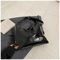 Borsa hobo nera lucida con tracolla regolabile e logo dorato su biancheria da letto - Nero