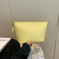 Bolso tipo cubo amarillo pálido en cuero granulado con relieve de moda y correa de hombro - Amarillo