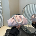 Sac de soirée plissé rose avec poignée en perles et bandoulière en chaîne dorée - Rose Clair