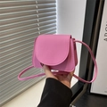 Mini bolso bandolera rosa de cuero granulado con solapa redonda y correa fina - rosa intenso