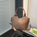 Bolso tipo cubo de cuero marrón de moda con asa superior y correa ajustable - Marrón