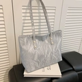 Hellgraue Shopper Tasche mit Knitteroptik, Metallic-Beschichtung und Goldnieten - Grau